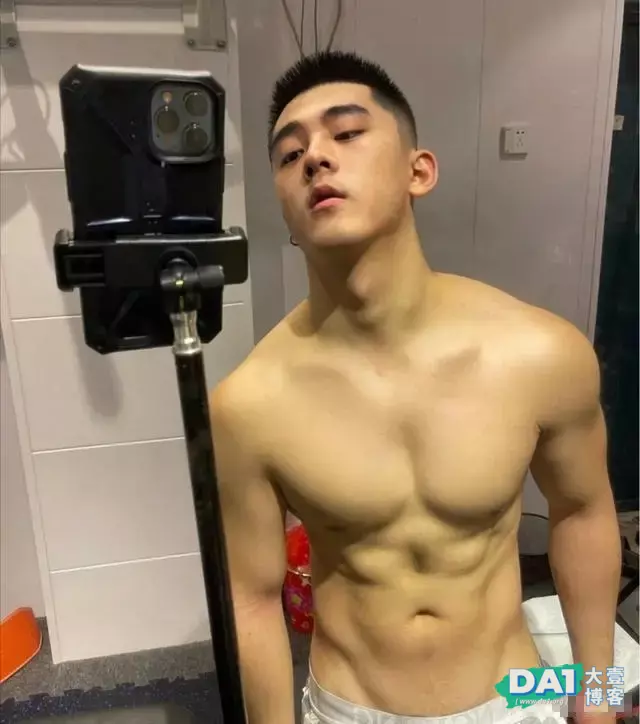 练出大胸肌的肌肉小奶狗,很可爱哦 练出大胸肌的肌肉小奶狗,很可爱哦
