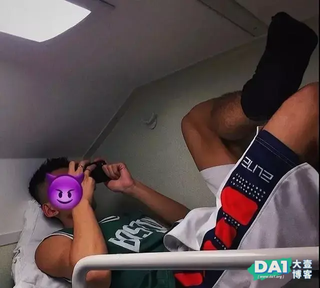 上铺的黑皮兄弟,看上去也太壮了吧! 上铺的黑皮兄弟,看上去也太壮了吧!