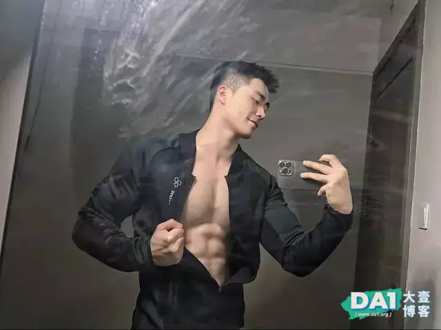 穿衣显瘦脱衣有肉的肌肉直男 穿衣显瘦脱衣有肉的肌肉直男