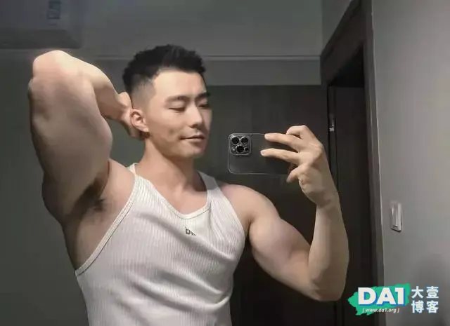 穿衣显瘦脱衣有肉的肌肉直男 穿衣显瘦脱衣有肉的肌肉直男