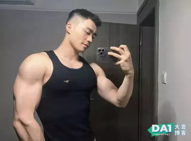 穿衣显瘦脱衣有肉的肌肉直男 穿衣显瘦脱衣有肉的肌肉直男