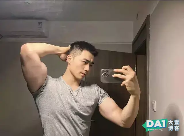 穿衣显瘦脱衣有肉的肌肉直男 穿衣显瘦脱衣有肉的肌肉直男