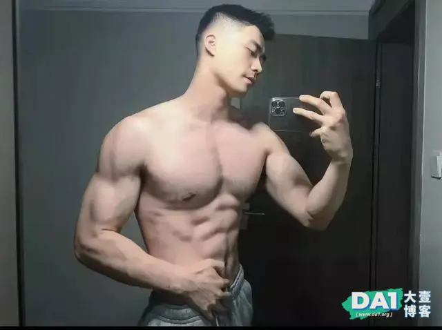 穿衣显瘦脱衣有肉的肌肉直男 穿衣显瘦脱衣有肉的肌肉直男