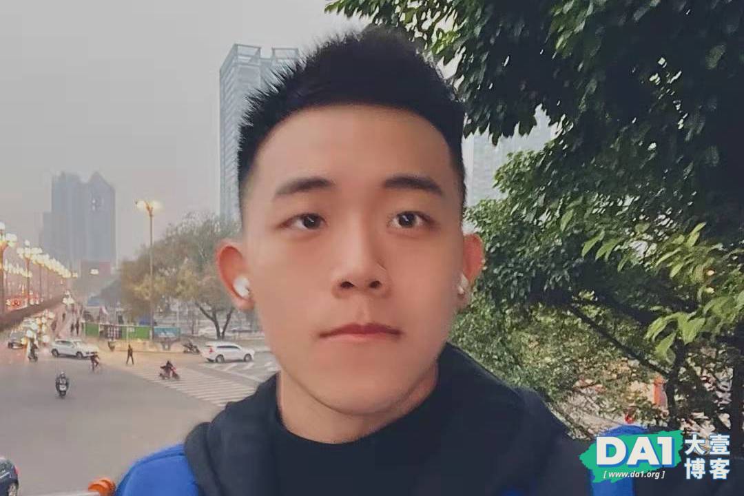 这枚爱抿嘴卖萌的肌肉小哥有点帅哦-大壹博客