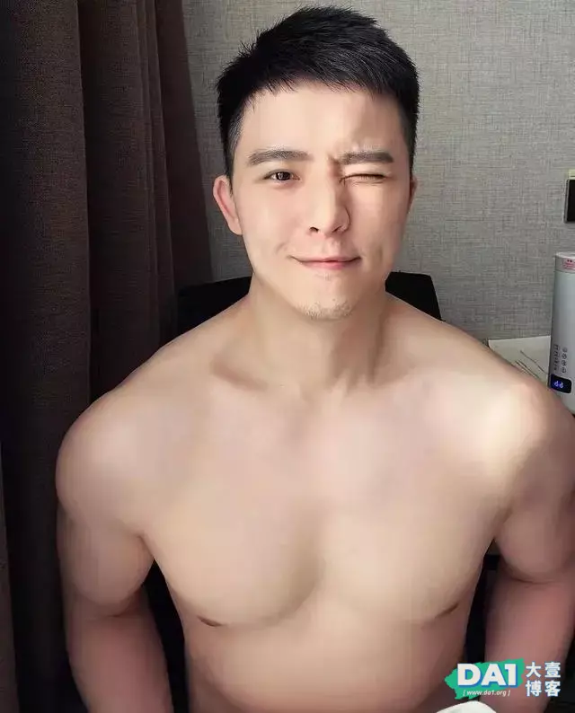 爱卖萌的肌肉帅哥,很是俏皮可爱呢 爱卖萌的肌肉帅哥,很是俏皮可爱呢