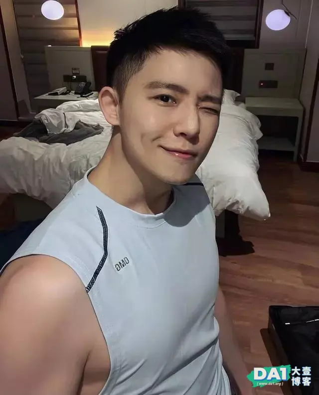 爱卖萌的肌肉帅哥,很是俏皮可爱呢 爱卖萌的肌肉帅哥,很是俏皮可爱呢