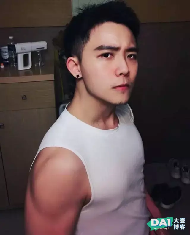 爱卖萌的肌肉帅哥,很是俏皮可爱呢 爱卖萌的肌肉帅哥,很是俏皮可爱呢
