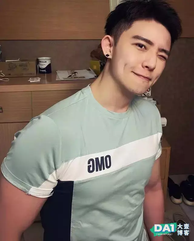 爱卖萌的肌肉帅哥,很是俏皮可爱呢 爱卖萌的肌肉帅哥,很是俏皮可爱呢