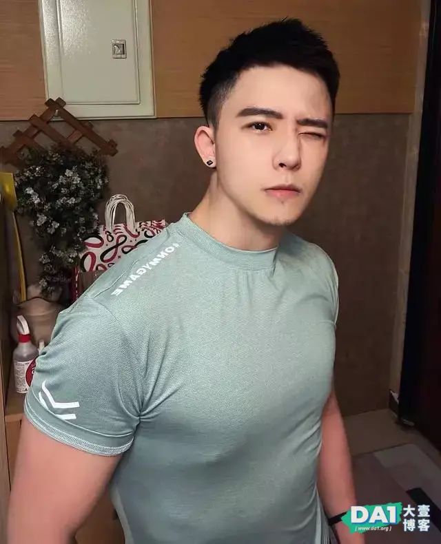 爱卖萌的肌肉帅哥,很是俏皮可爱呢 爱卖萌的肌肉帅哥,很是俏皮可爱呢