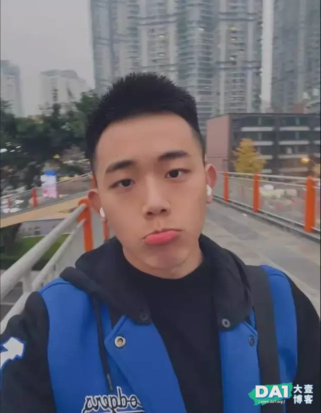 这枚爱抿嘴卖萌的肌肉小哥有点帅哦 这枚爱抿嘴卖萌的肌肉小哥有点帅哦