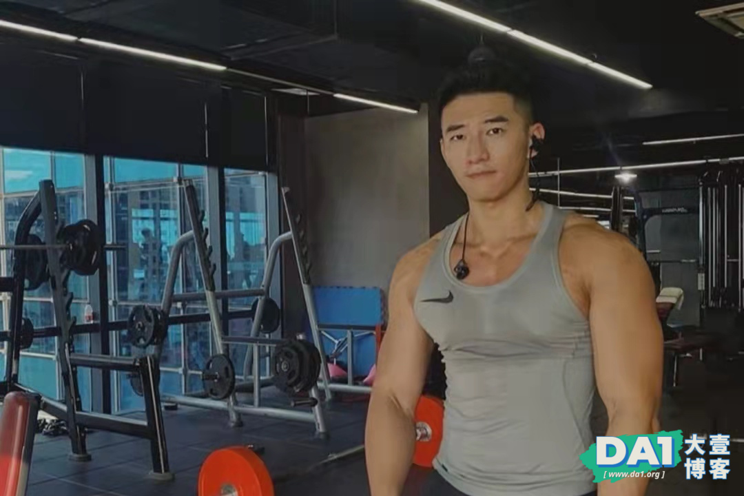 气质斯文的肌肉帅哥，这身材有点上头哦-大壹博客
