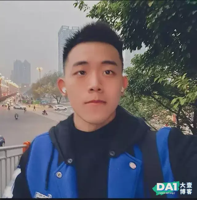 这枚爱抿嘴卖萌的肌肉小哥有点帅哦 这枚爱抿嘴卖萌的肌肉小哥有点帅哦