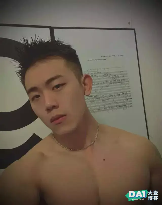 这枚爱抿嘴卖萌的肌肉小哥有点帅哦 这枚爱抿嘴卖萌的肌肉小哥有点帅哦