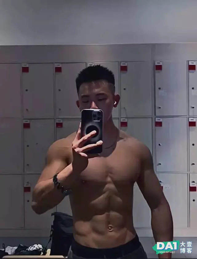 这枚爱抿嘴卖萌的肌肉小哥有点帅哦 这枚爱抿嘴卖萌的肌肉小哥有点帅哦