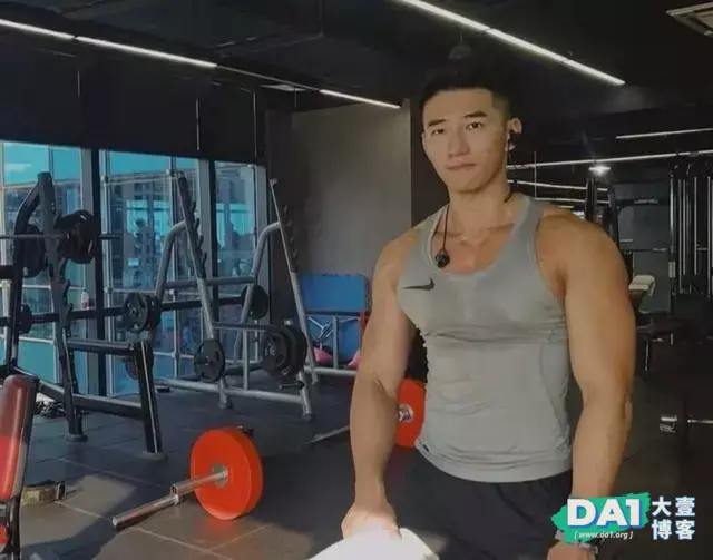 气质斯文的肌肉帅哥,这身材有点上头哦 气质斯文的肌肉帅哥,这身材有点上头哦