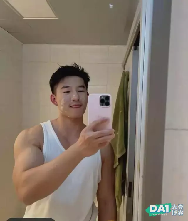 气质斯文的肌肉帅哥,这身材有点上头哦 气质斯文的肌肉帅哥,这身材有点上头哦