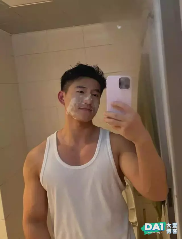 气质斯文的肌肉帅哥,这身材有点上头哦 气质斯文的肌肉帅哥,这身材有点上头哦