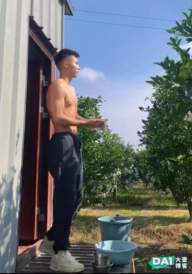 这枚家里有果园的肌肉型男,你爱了吗? 这枚家里有果园的肌肉型男,你爱了吗?