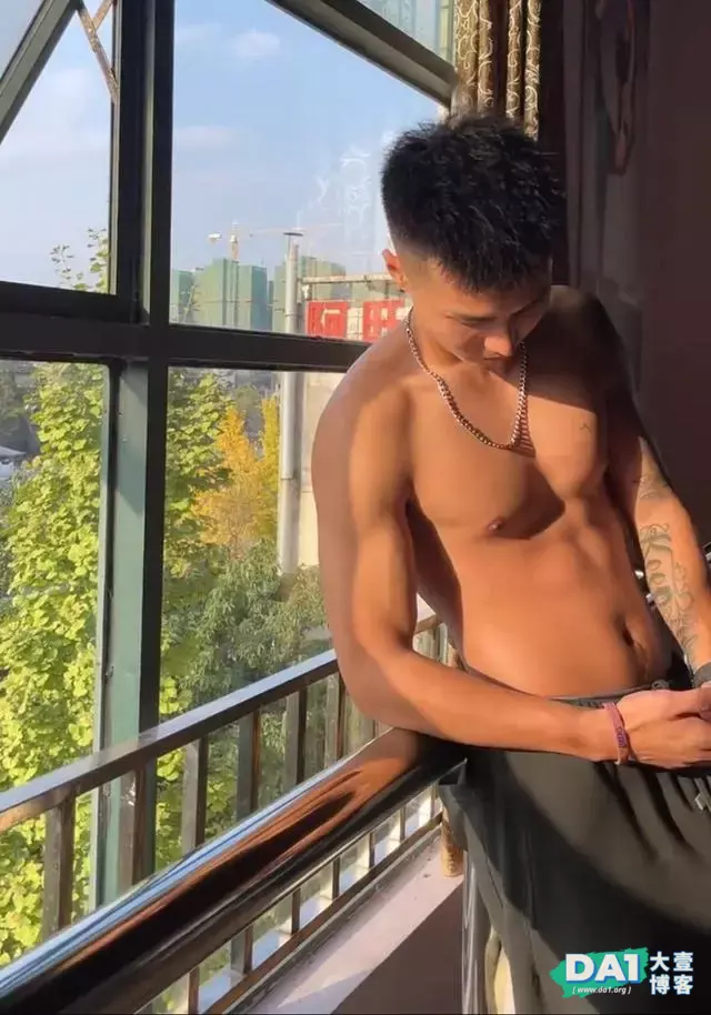 这枚家里有果园的肌肉型男,你爱了吗? 这枚家里有果园的肌肉型男,你爱了吗?