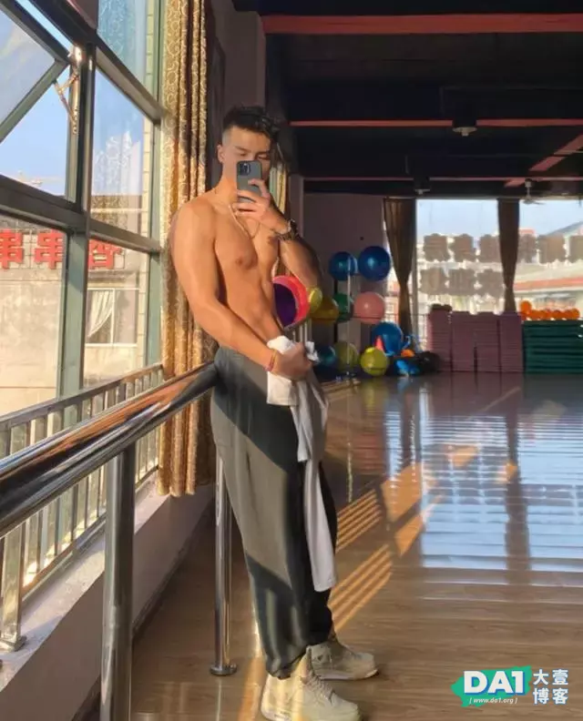 这枚家里有果园的肌肉型男,你爱了吗? 这枚家里有果园的肌肉型男,你爱了吗?