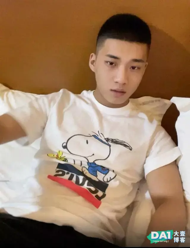 抓拍寸头鲜肉同学的迷人瞬间,有点帅哦 抓拍寸头鲜肉同学的迷人瞬间,有点帅哦