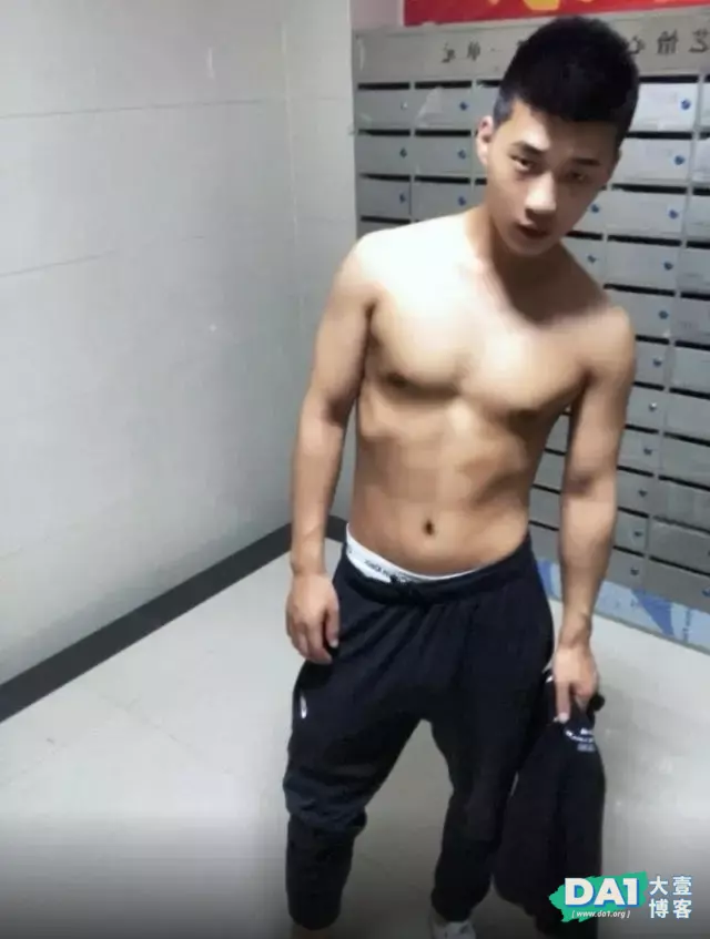 抓拍寸头鲜肉同学的迷人瞬间,有点帅哦 抓拍寸头鲜肉同学的迷人瞬间,有点帅哦