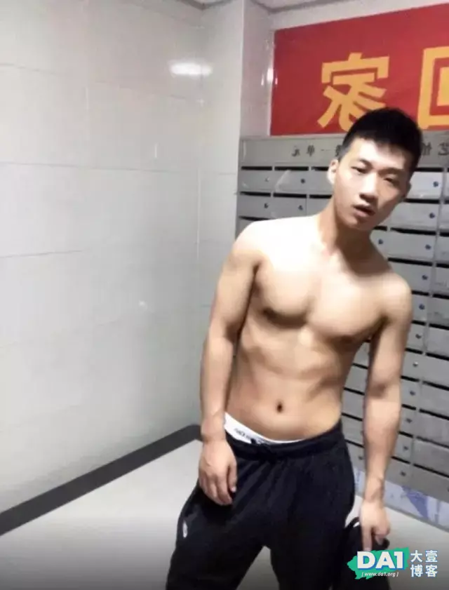抓拍寸头鲜肉同学的迷人瞬间,有点帅哦 抓拍寸头鲜肉同学的迷人瞬间,有点帅哦
