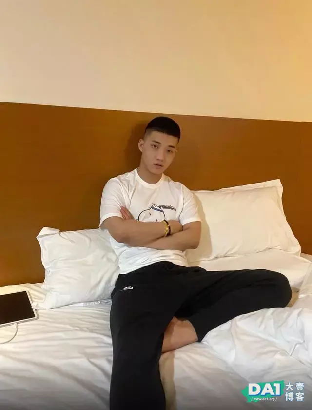 抓拍寸头鲜肉同学的迷人瞬间,有点帅哦 抓拍寸头鲜肉同学的迷人瞬间,有点帅哦