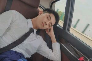 这枚穿着正装的盐系少年身材竟如此结实匀称，有点上头哦-大壹博客