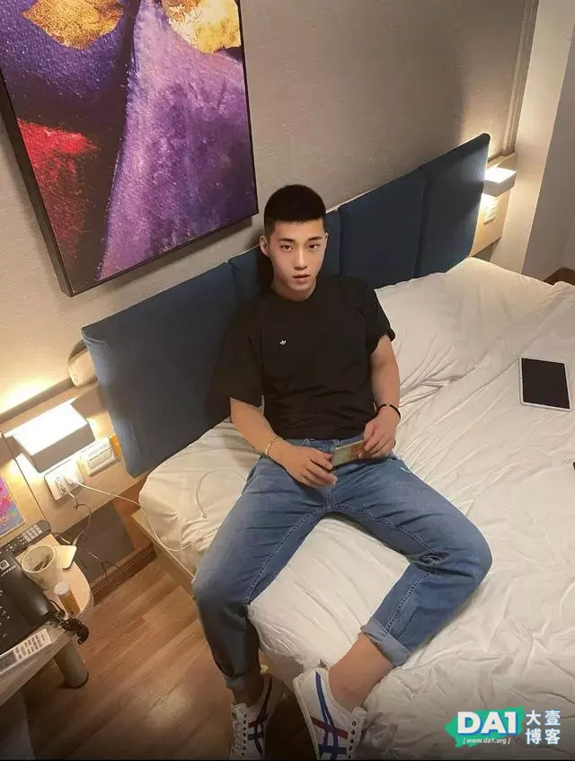 抓拍寸头鲜肉同学的迷人瞬间,有点帅哦 抓拍寸头鲜肉同学的迷人瞬间,有点帅哦