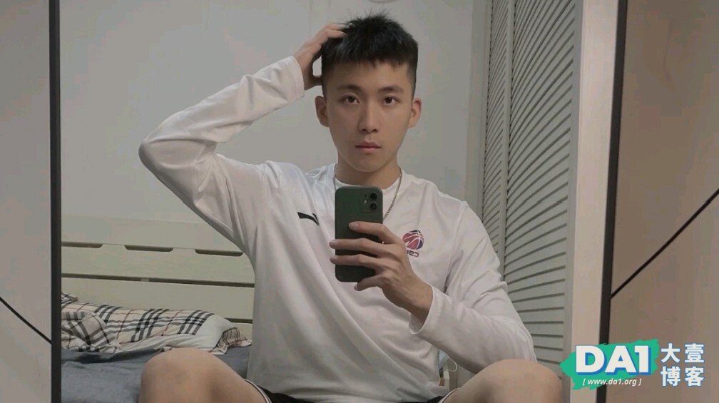白袜体育生对镜玩自拍，这颜值你可以吗？-大壹博客