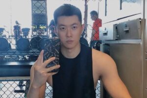 这枚爱秀白袜长腿的肌肉“小狼狗”居然会卖萌?-大壹博客