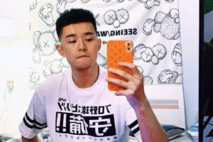 白袜帅哥吐舌卖萌的模样也太可爱了吧-大壹博客