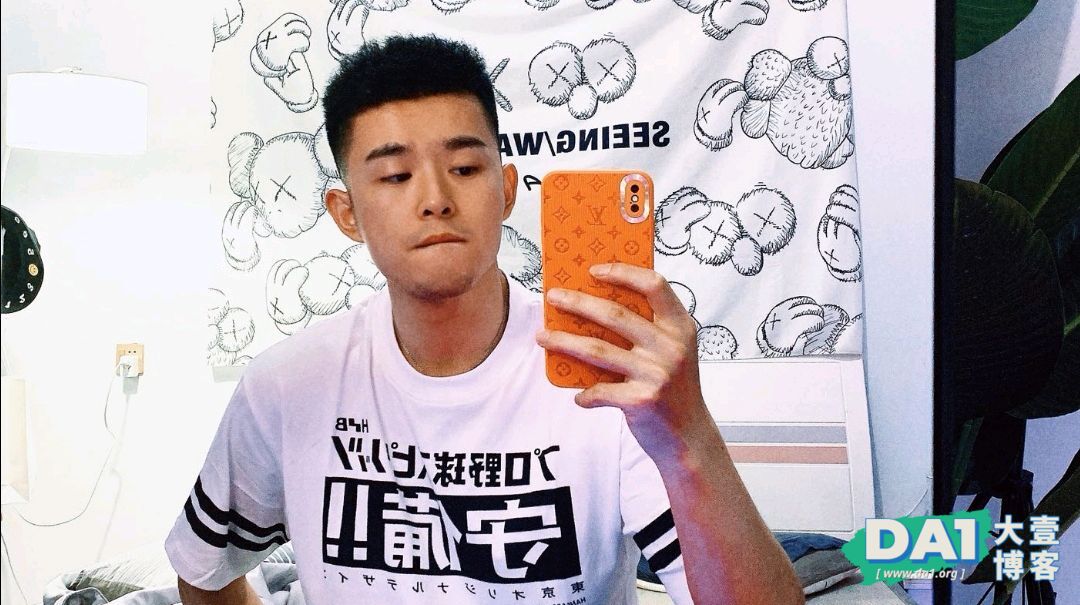 白袜帅哥吐舌卖萌的模样也太可爱了吧-大壹博客
