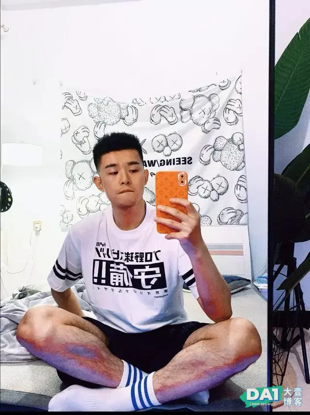 白袜帅哥吐舌卖萌的模样也太可爱了吧 白袜帅哥吐舌卖萌的模样也太可爱了吧