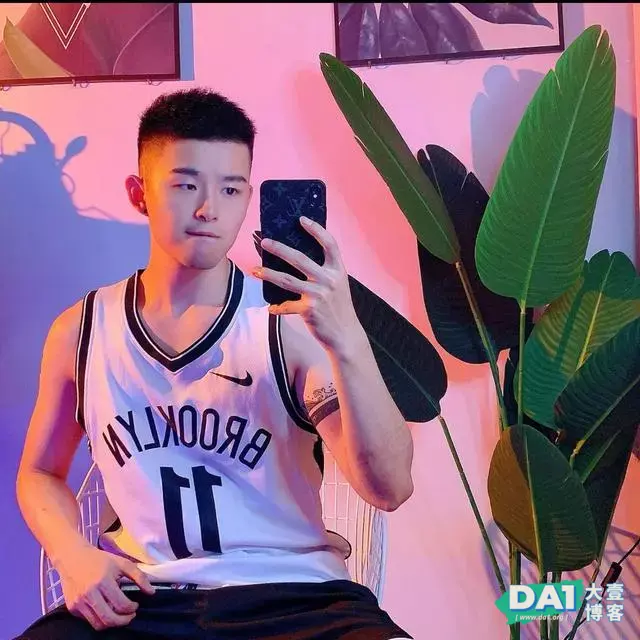 白袜帅哥吐舌卖萌的模样也太可爱了吧 白袜帅哥吐舌卖萌的模样也太可爱了吧