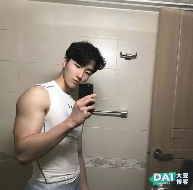 这枚童颜肌肉帅哥的身材也太上头了吧 这枚童颜肌肉帅哥的身材也太上头了吧