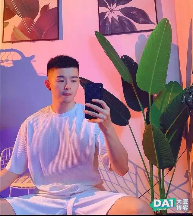白袜帅哥吐舌卖萌的模样也太可爱了吧 白袜帅哥吐舌卖萌的模样也太可爱了吧