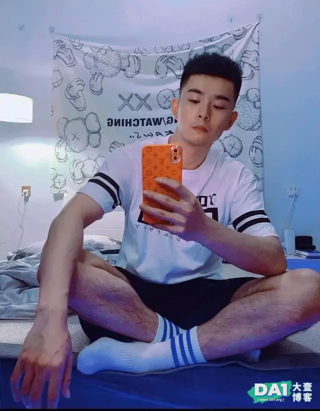 白袜帅哥吐舌卖萌的模样也太可爱了吧 白袜帅哥吐舌卖萌的模样也太可爱了吧