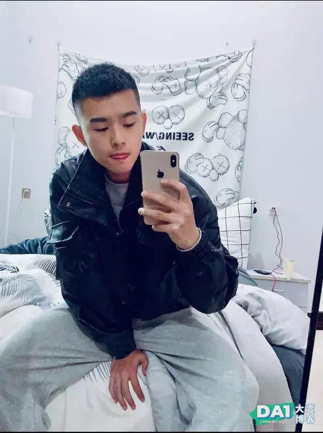 白袜帅哥吐舌卖萌的模样也太可爱了吧 白袜帅哥吐舌卖萌的模样也太可爱了吧