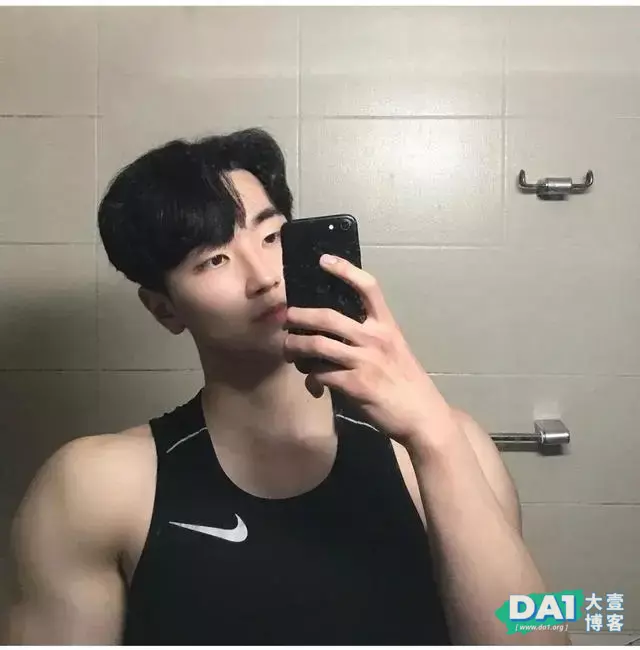 这枚童颜肌肉帅哥的身材也太上头了吧 这枚童颜肌肉帅哥的身材也太上头了吧