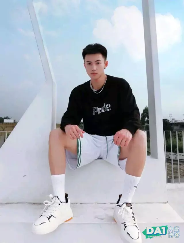 这枚穿着白袜的穿搭博主,我可以 这枚穿着白袜的穿搭博主,我可以