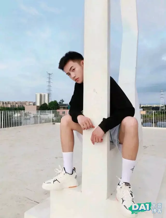 这枚穿着白袜的穿搭博主,我可以 这枚穿着白袜的穿搭博主,我可以