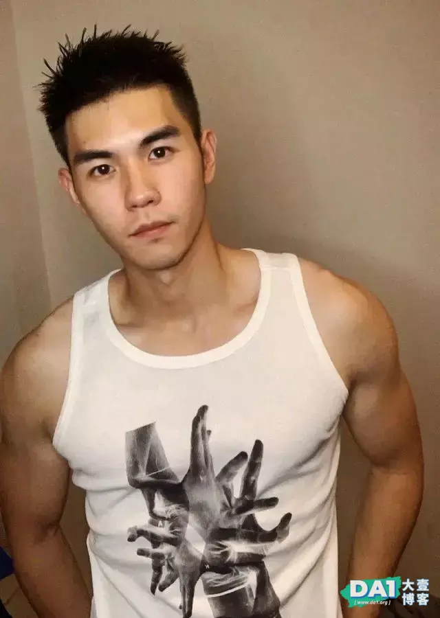 成都超帅薄肌小哥,鲜嫩清爽的男生谁不爱? 成都超帅薄肌小哥,鲜嫩清爽的男生谁不爱?