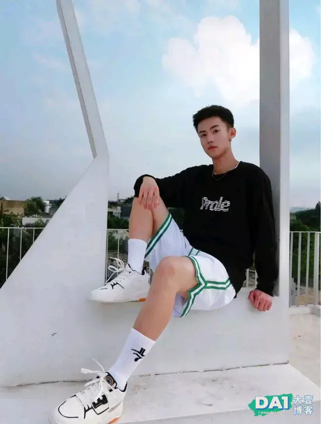 这枚穿着白袜的穿搭博主,我可以 这枚穿着白袜的穿搭博主,我可以