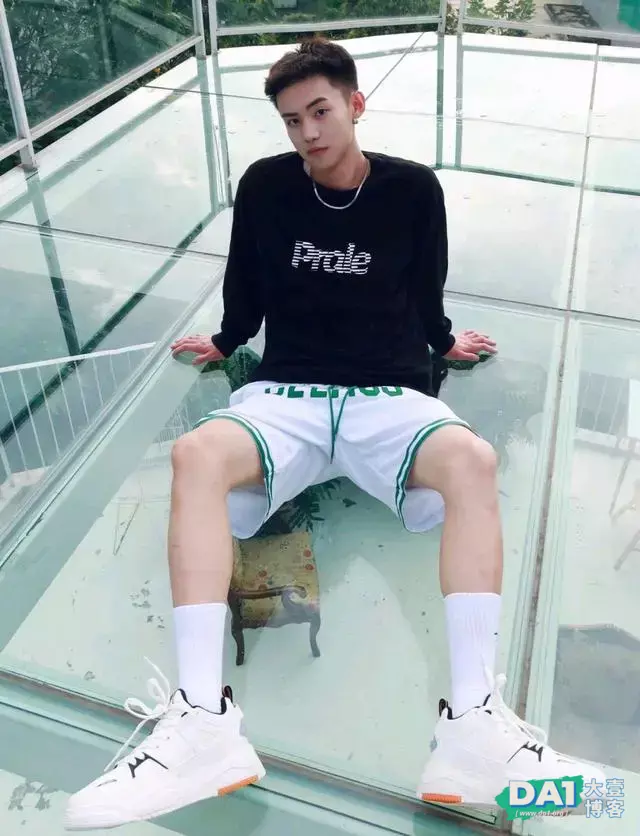 这枚穿着白袜的穿搭博主,我可以 这枚穿着白袜的穿搭博主,我可以