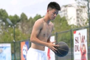 四川师大篮球体育生，阳光下流汗打球的样子真帅！-大壹博客