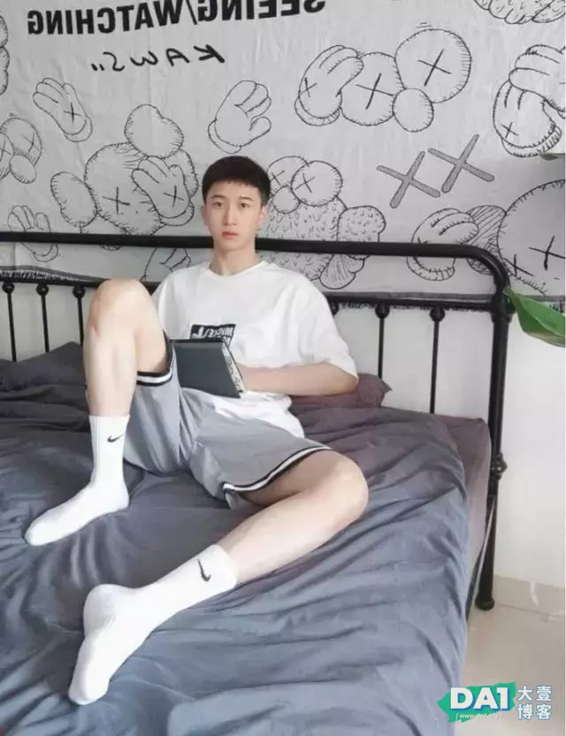 鲜肉奶狗小帅哥改走“纯欲风”很养眼哦 鲜肉奶狗小帅哥改走“纯欲风”很养眼哦