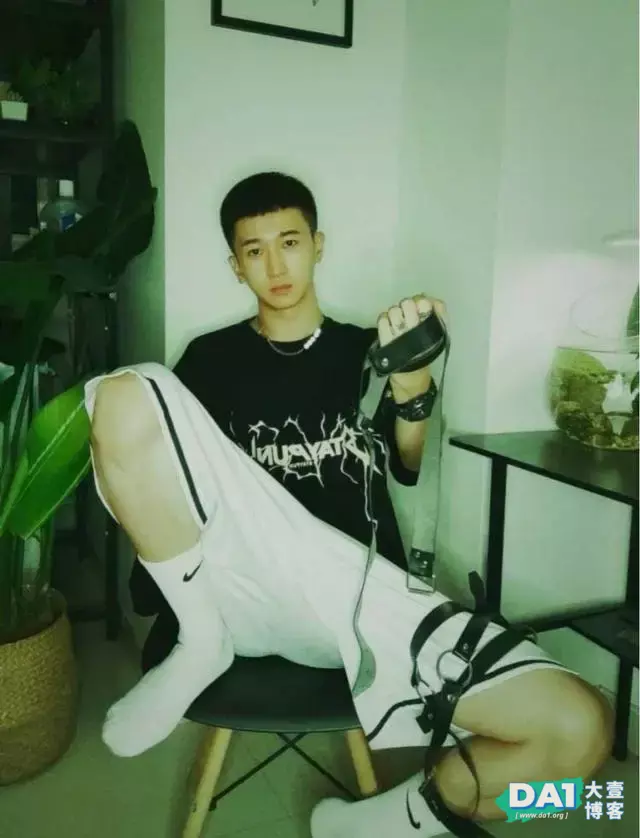 鲜肉奶狗小帅哥改走“纯欲风”很养眼哦 鲜肉奶狗小帅哥改走“纯欲风”很养眼哦