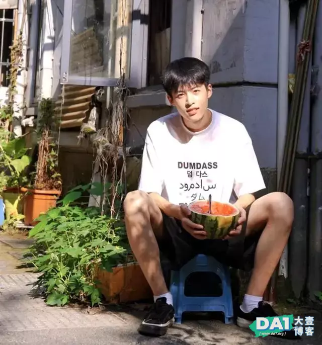 长得帅的男孩子吃西瓜都这么可爱 长得帅的男孩子吃西瓜都这么可爱